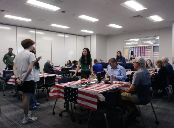 Emerson students and their veteran relatives participate in breakfast planned out by Maverick Leadership in order to show appreciation to those who served.